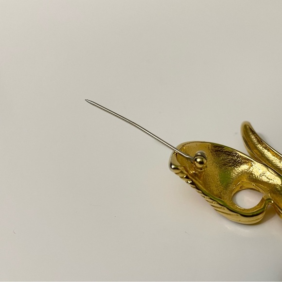 Golf Tone Swirl Ribbon Pin Brooch - Picture 13 of 15